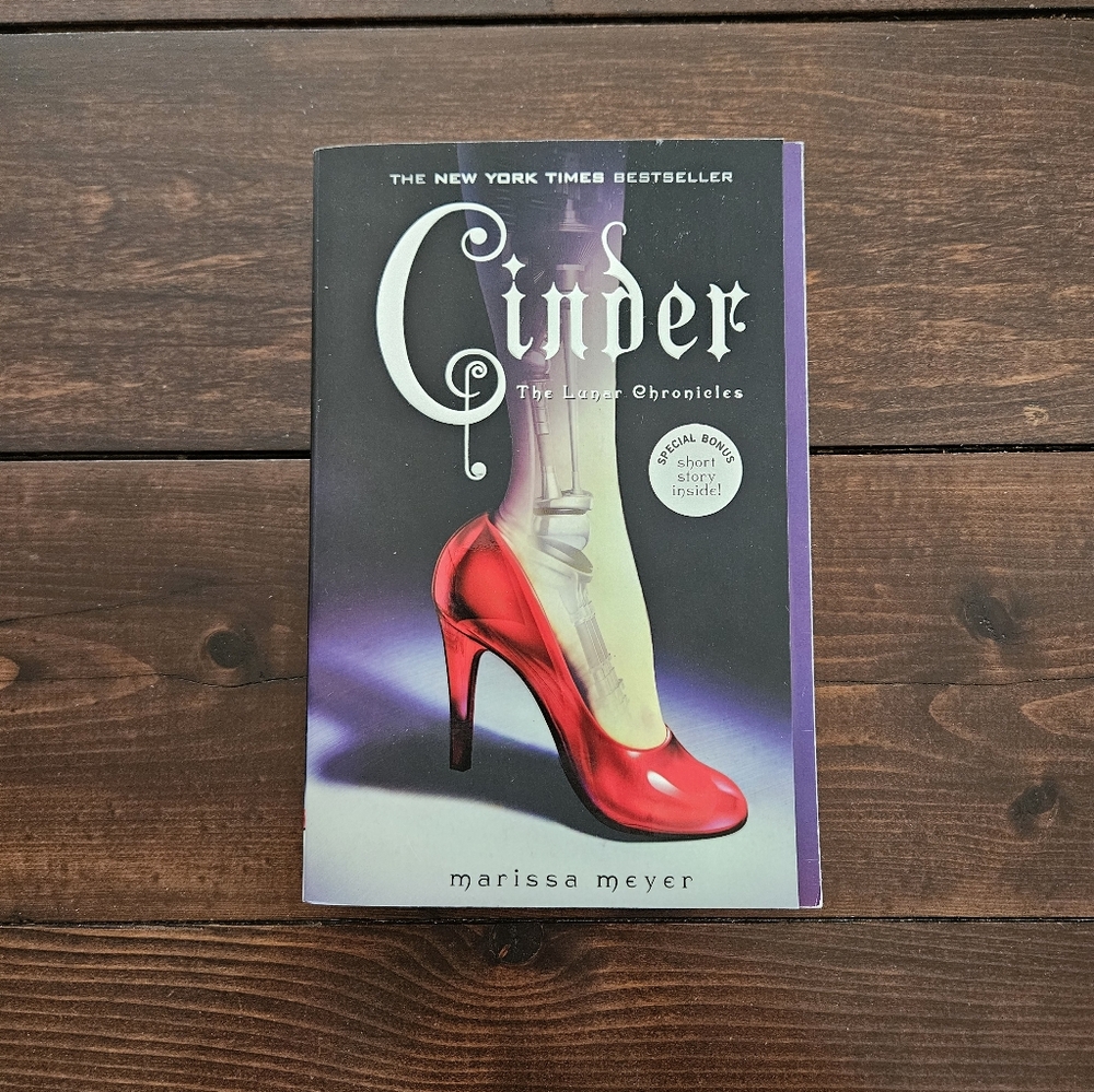 Cinder - The Lunar Chronicles #1 - by Marissa Meyer Paperback‎